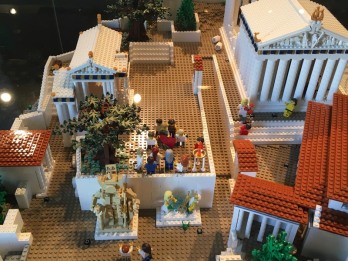 Lego_Acropolis_tourists
